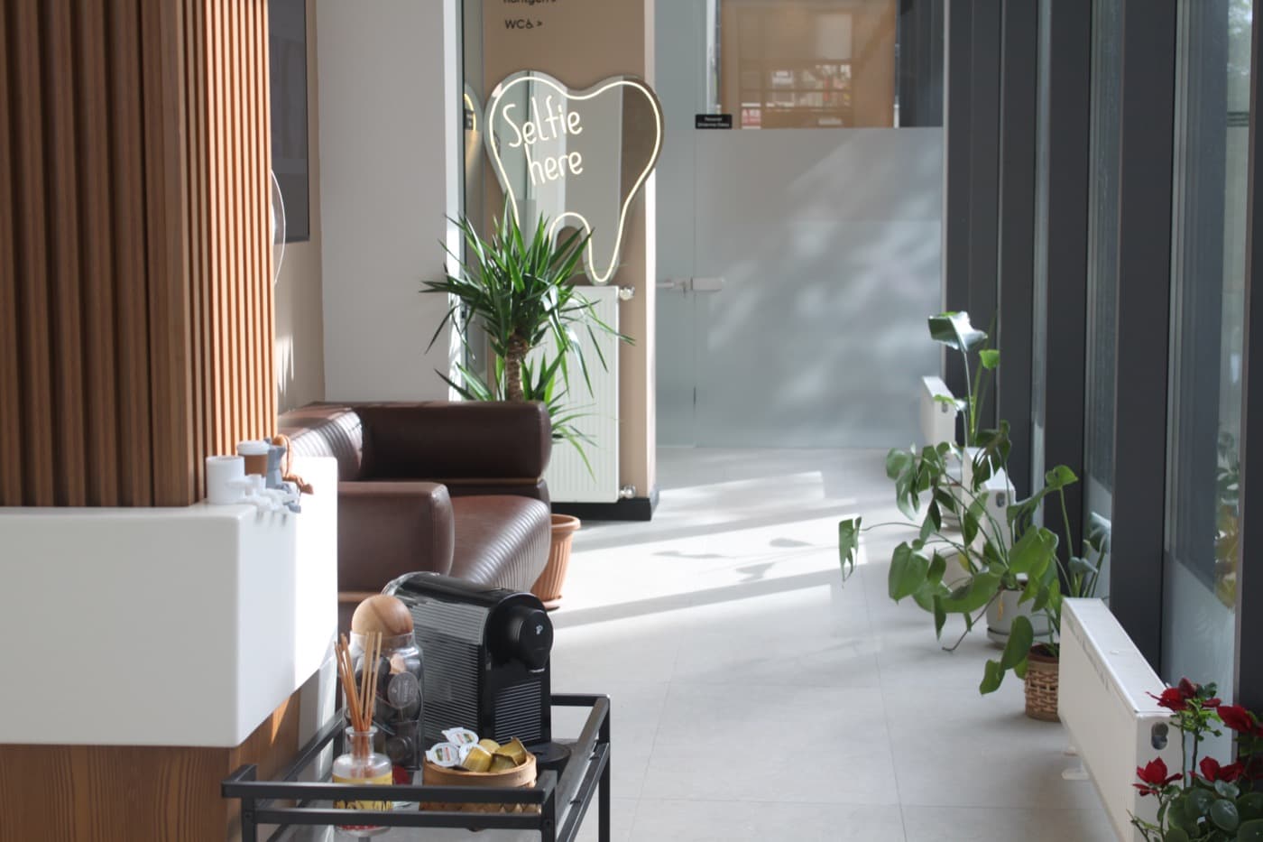 Saatçi Dental Maltepe konforlu bekleme salonu