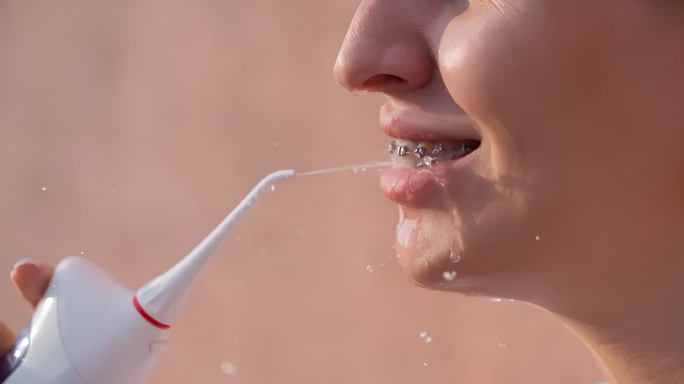 Diş İpi ve Ağız Duşu Ne İşe Yarar? Günlük Ağız Bakımında Kullanım Farkları
