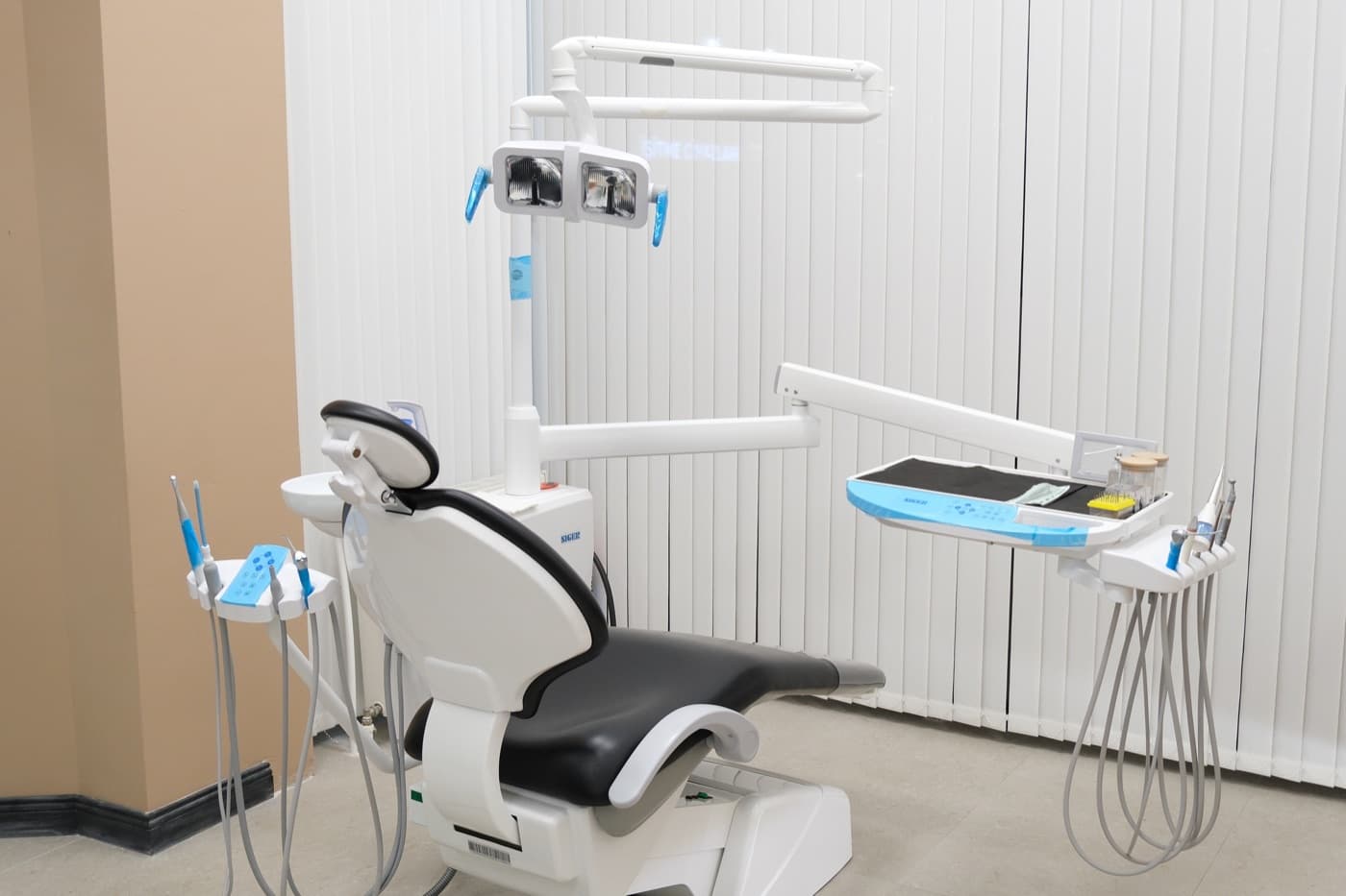 İleri teknoloji diş hekimi koltuğu ve ekipmanları